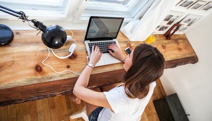 Woman blogging in a coffee shop